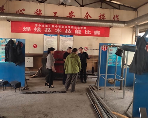 和靈石縣第一職業(yè)高中校領(lǐng)導(dǎo)在?？疾? /></div>
		<h2 id=
