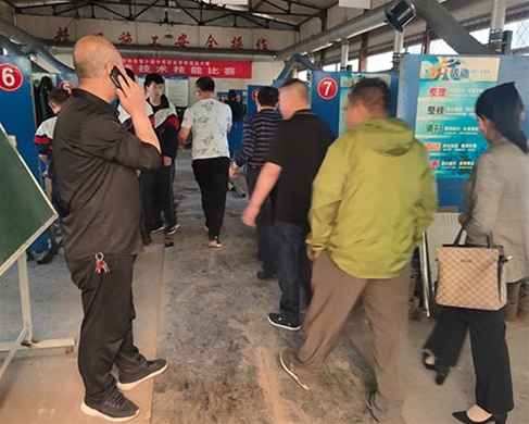 和靈石縣第一職業(yè)高中校領(lǐng)導(dǎo)在?？疾? /></div>
		<h2 id=